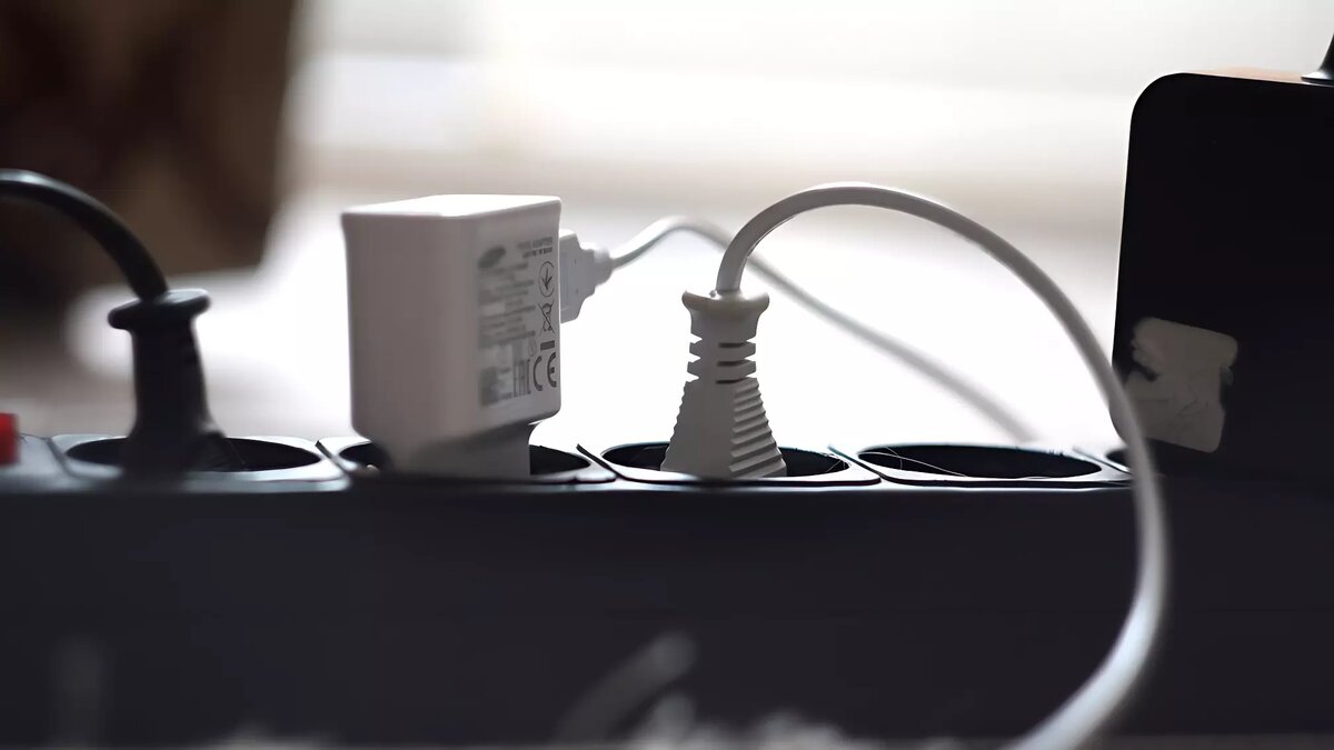     В Казани зарядное устройство для телефона прожгло простынь и диван в одной из квартир. Впервые о случившемся сообщили в Telegram-канале «Мышеловка».