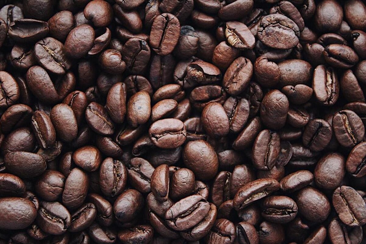 Pexels📷Основной действующий компонент напитка — кофеин, но помимо него в заваренных зернах есть органические кислоты, антиоксиданты, калий, марганец, фосфор, магний и множество витаминов, в том числе группы В