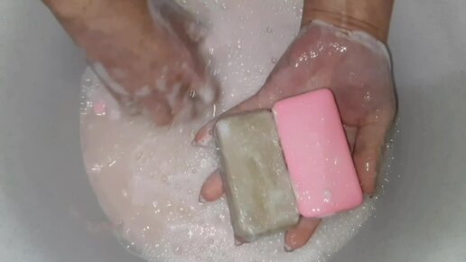 Мыло замоченное в воде. Стирает в тазике. Промывание риса. Мыло замоченное в воде. Промывание и замачивание.