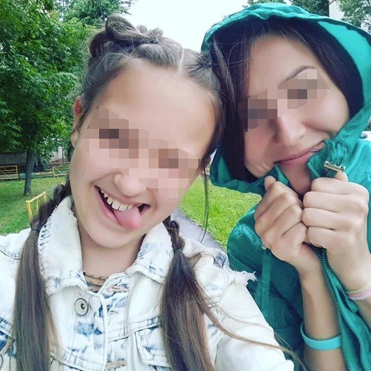 Мила Хейфицева (на снимке - слева) фотографируется с мамой