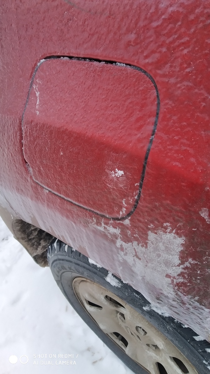 Тут уже немного поотковыривали лёд