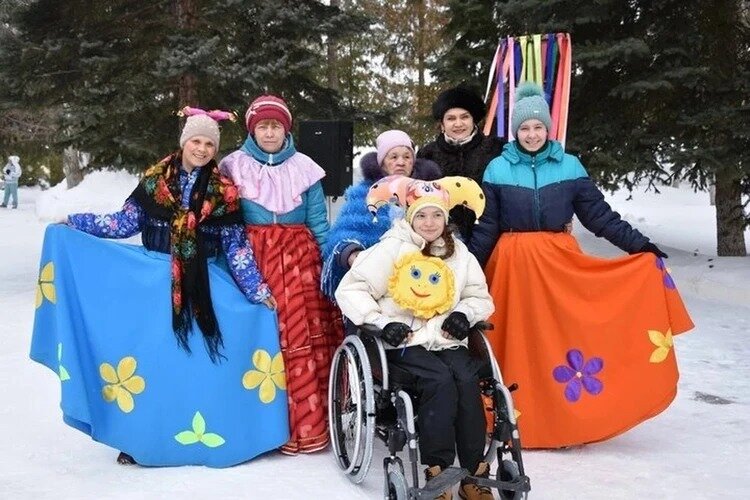 Диана посередине - сидит на инвалидном кресле