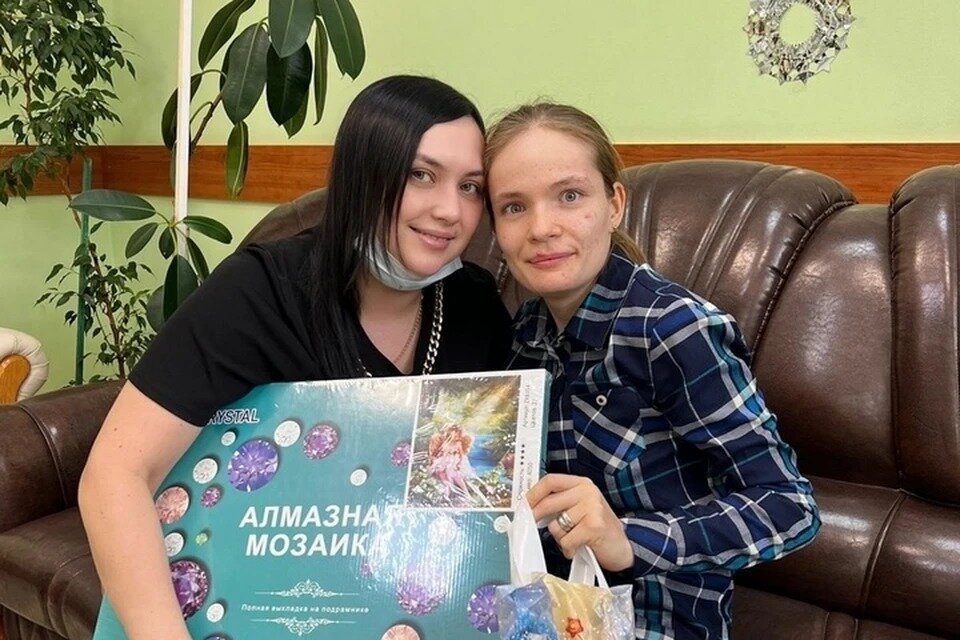 Диана с волонтером Региной, которая дала огласку ее истории