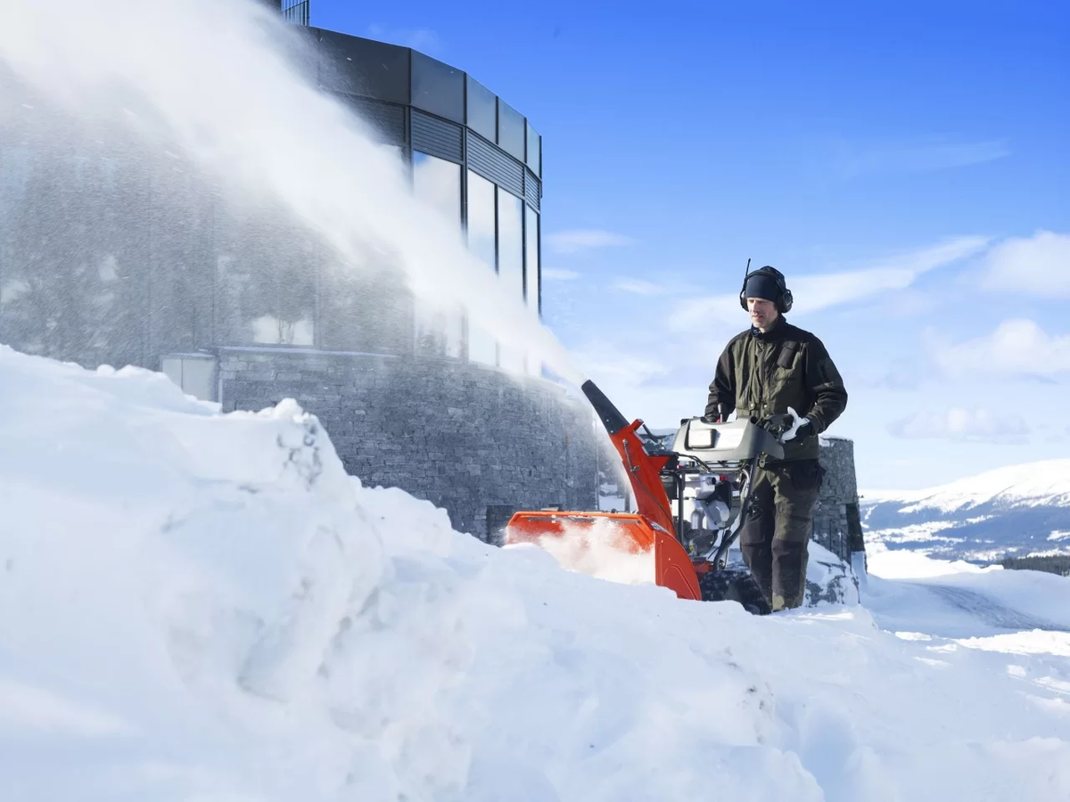 Уборка снега снегоуборщиком. Источник изображения: http://evastudio.co