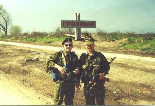 Автор стоит слева в очках...