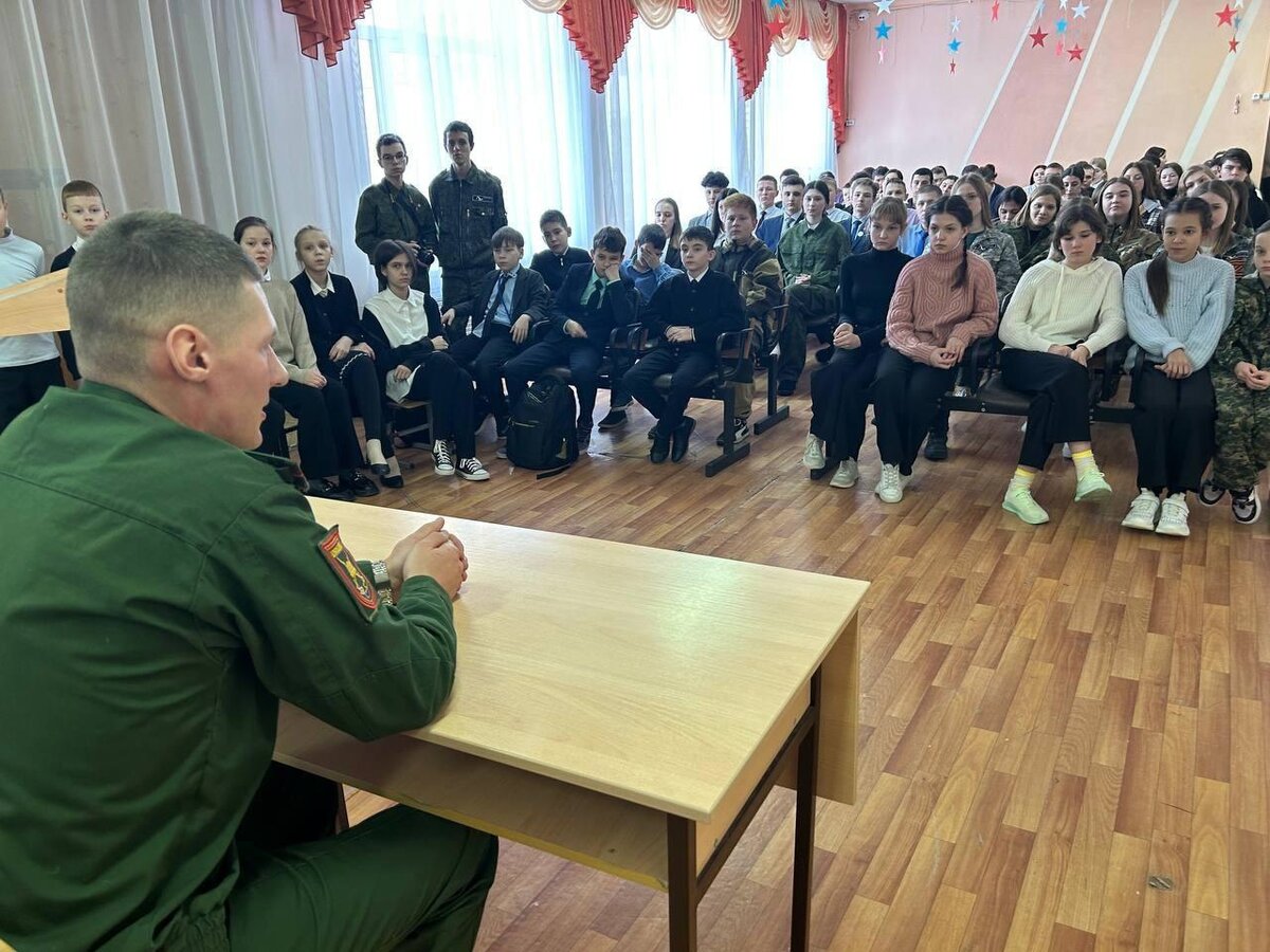  📷    Боец СВО Иван Суслов встретился со школьниками и студентами Бугуруслана Кристина Просвиркина
