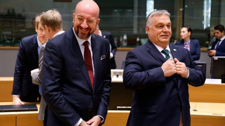    Ludovic Marin/AFP via Getty Images Вопреки желанию лидеров ЕС и евробюрократов премьер Венгрии Виктор Орбан (на фото справа) может по закону занять пост председателя Евросовета, если выборы преемника его нынешнего главы Шарля Мишеля (слева) затянутся