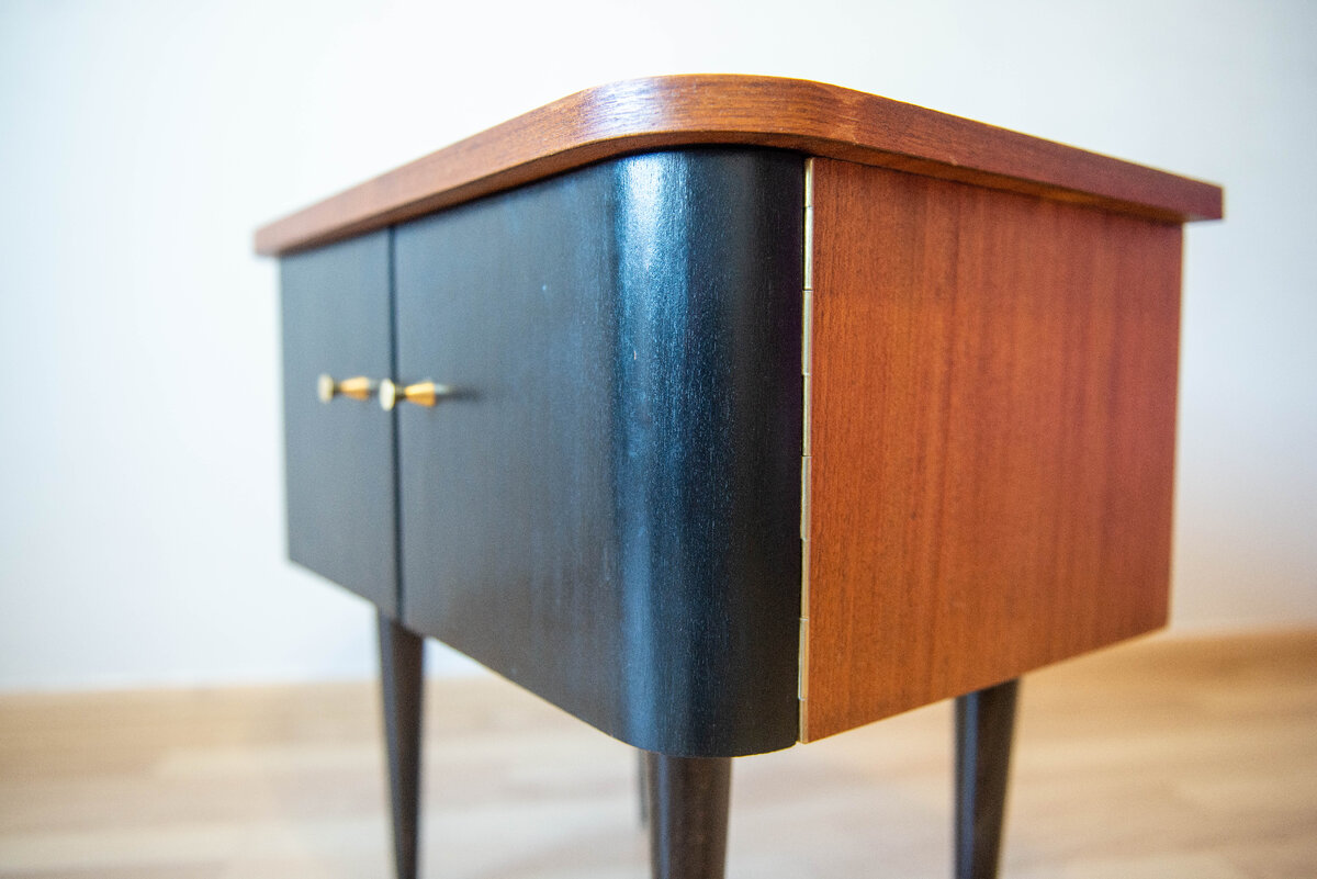 На дверцах меловая краска, сверху мебельный воск.