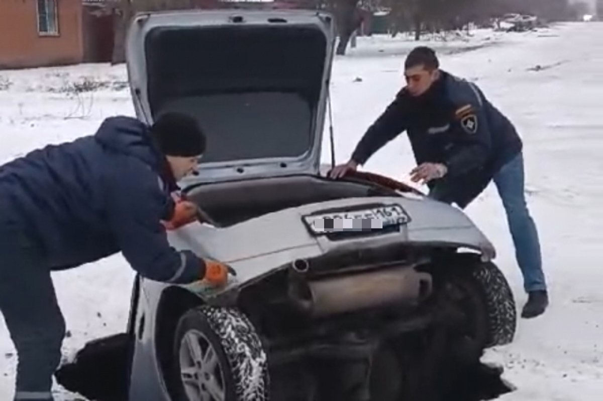    В Азове спасатели вытащили женщину из провалившейся под асфальт машины