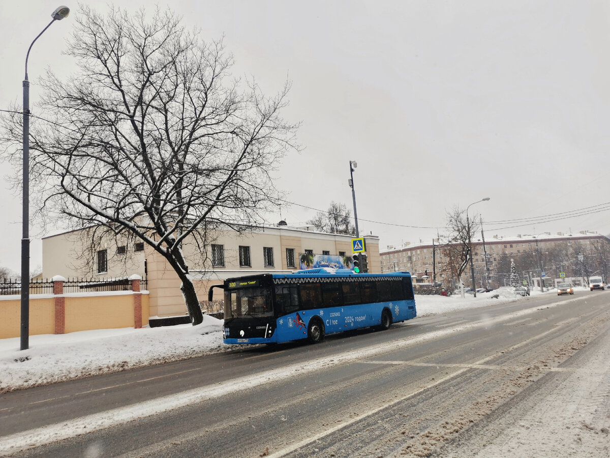 Новогодний частный автобус ООО "Трансавтолиз" 1325001 на маршруте № 100. Улица Маршала Бирюзова. Часть наклейки успела уже оторваться.