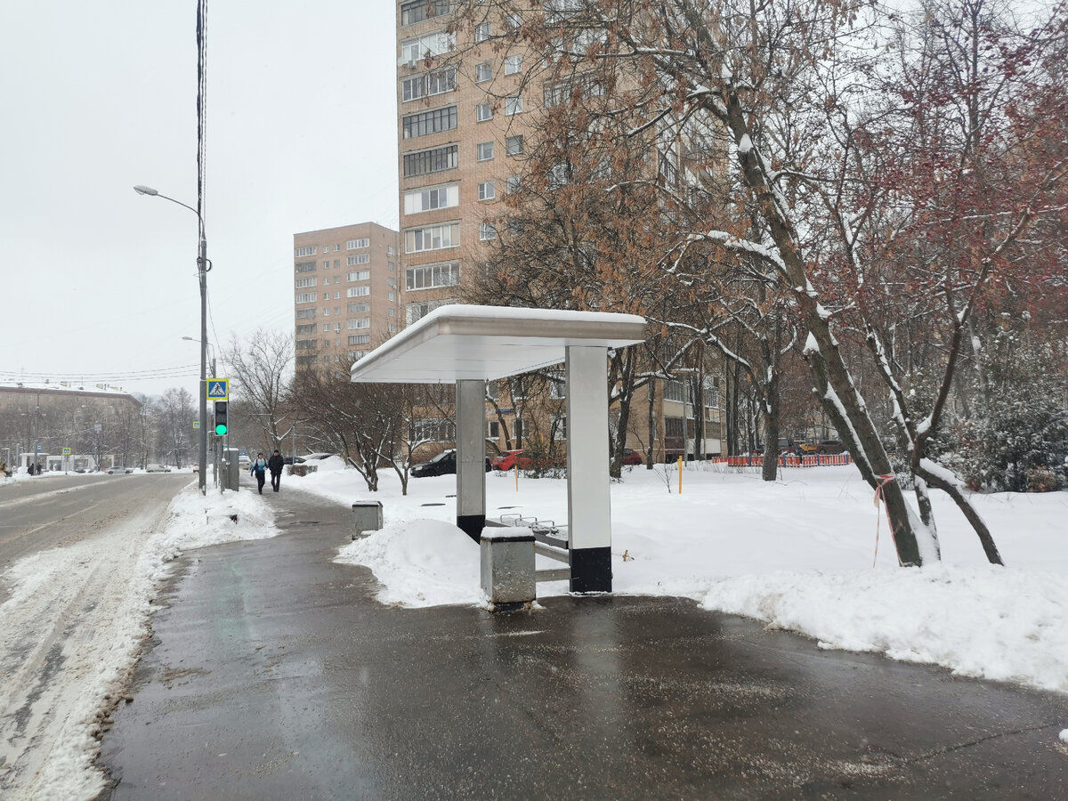 Остановка "Улица Маршала Бирюзова" на чётной стороне улицы. Остановочный павильон начали менять ещё в прошлом году. Новый павильон ещё должным образом не закреплен, а сама остановка - не обустроена до конца.