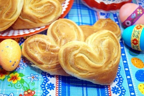 Дрожжевые булочки с сахаром. Сладкая сахарная булочка. Сдобные булочки с сахаром рецепт. Булочки с сахаром. Сдоба московская плюшка.