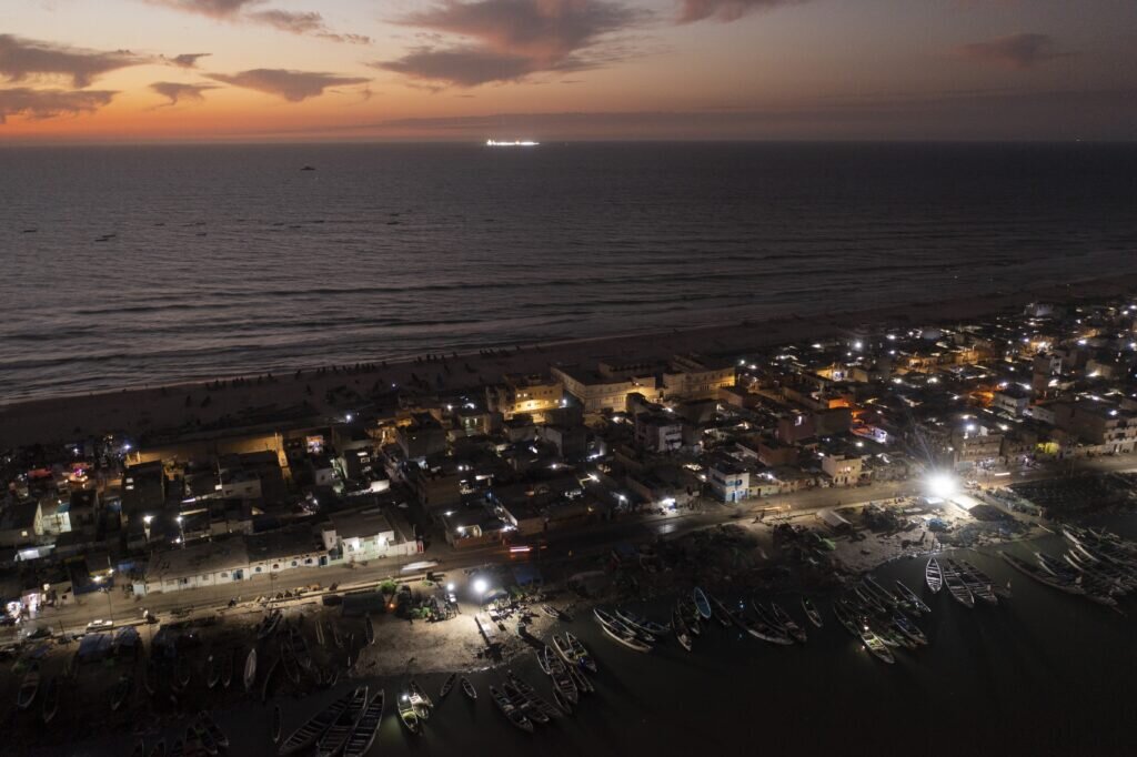 Атлантическое  побережье на севере Сенегала, где было обнаружено перспективное  нефтегазовое месторождение (фото AP Photo/Leo Correa)