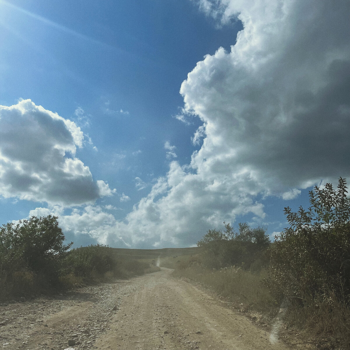 Местами неплохая грунтовка. А местами очень неприятная, с ямами и острыми камнями