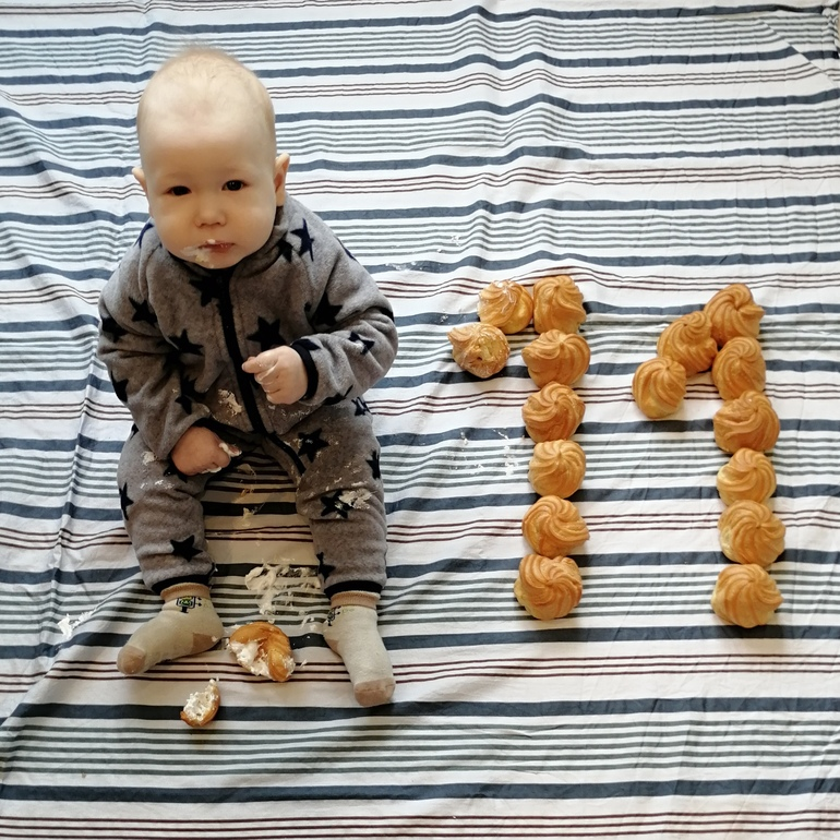 Завтрак 11 месяцев. Фотосессия 11 месяцев малышу. 11 Месяцев фотосессия идеи.