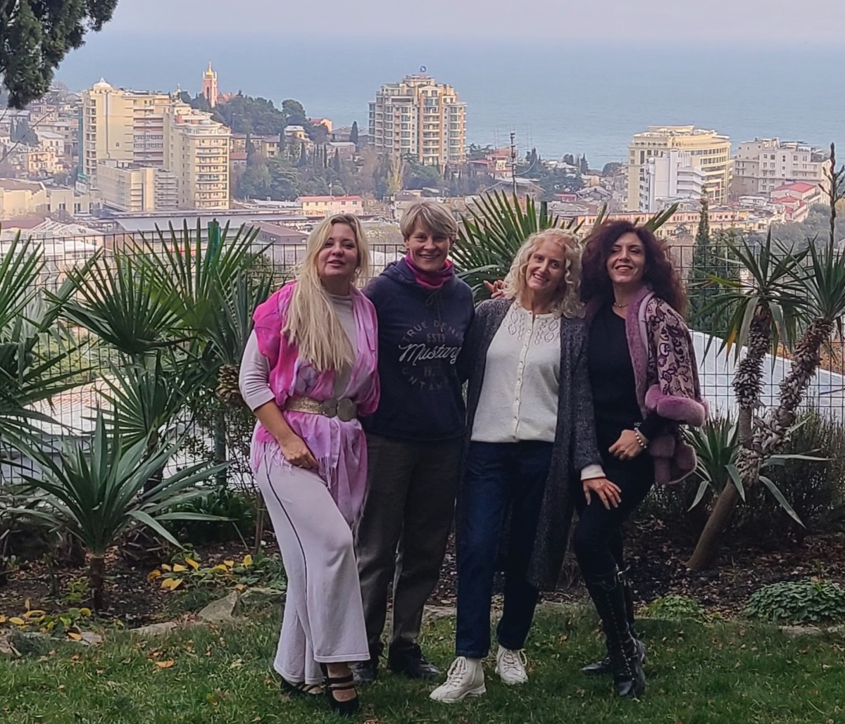 Ялта в декабре такая же зелёная. Здесь я обрела новые знакомства. Все понаехавшие)