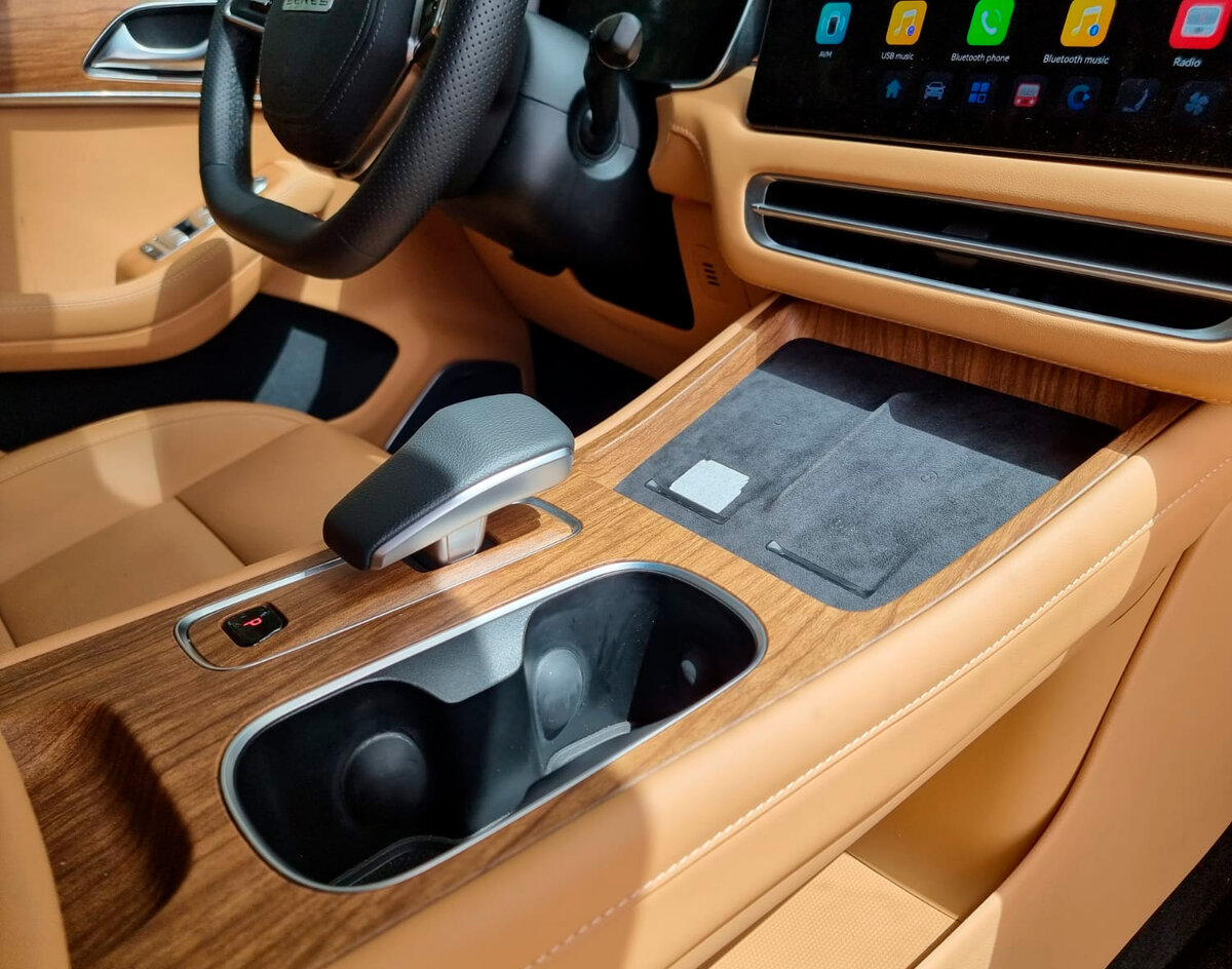 посадка для водителя удобная, всё под рукой