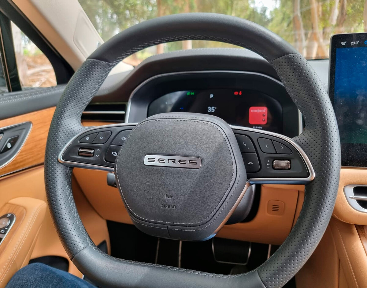 руль по-спортивному подрезан