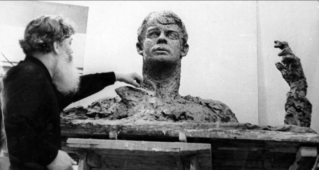 Коненков скульптор кратко. Два сергея коненков и есенин. Два сергея коненков и есенин. Есенин нарисовал скульптора коненкова. Кибальников скульптор памятник.