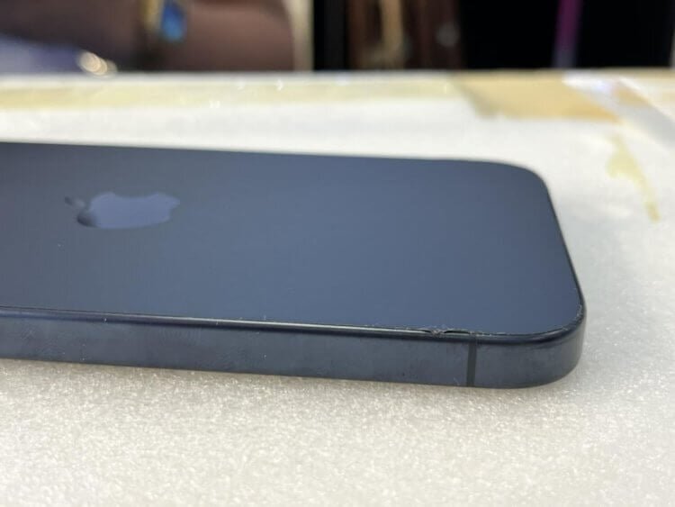    При нагреве из Айфона начинает сочиться клей, который отвечает за защиту от воды. Изображение: reddit.com