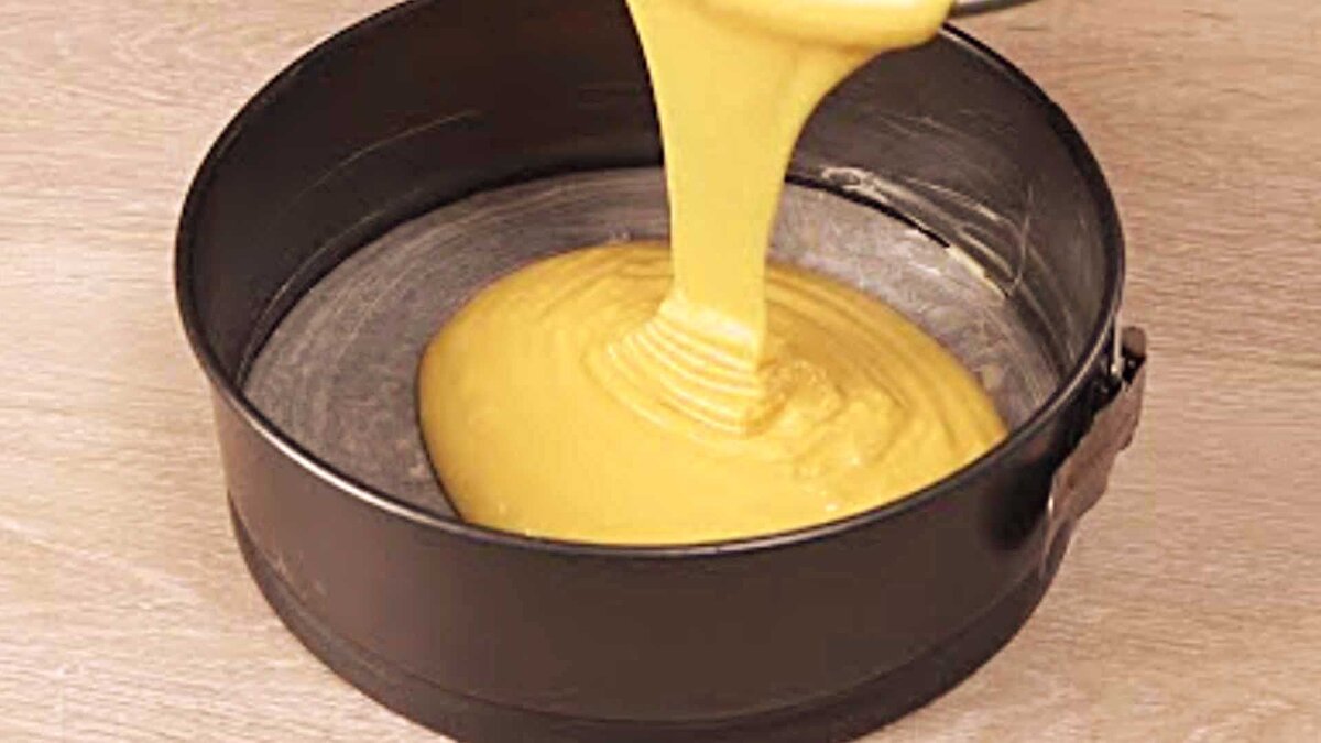 Возьмите форму для выпечки, у меня разъемная, на дно положите бумагу для выпечки, бока формы смажьте растительным маслом. Вылейте массу в форму.