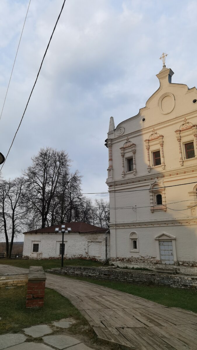 Различия в форме и размере окон заметны даже с торца здания. Фото автора 
