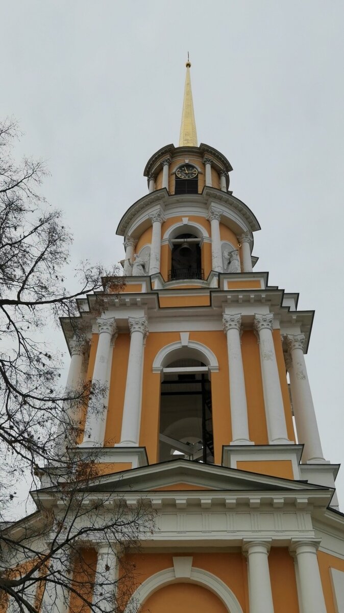 Разницу в стилях видно, если обратить внимание на навершия колонн. Фото автора 