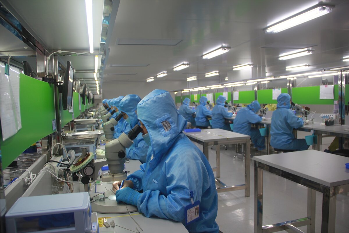 Пока никто не научился производить электронику эффективнее азиатских рабочих, фото: unsplash.com