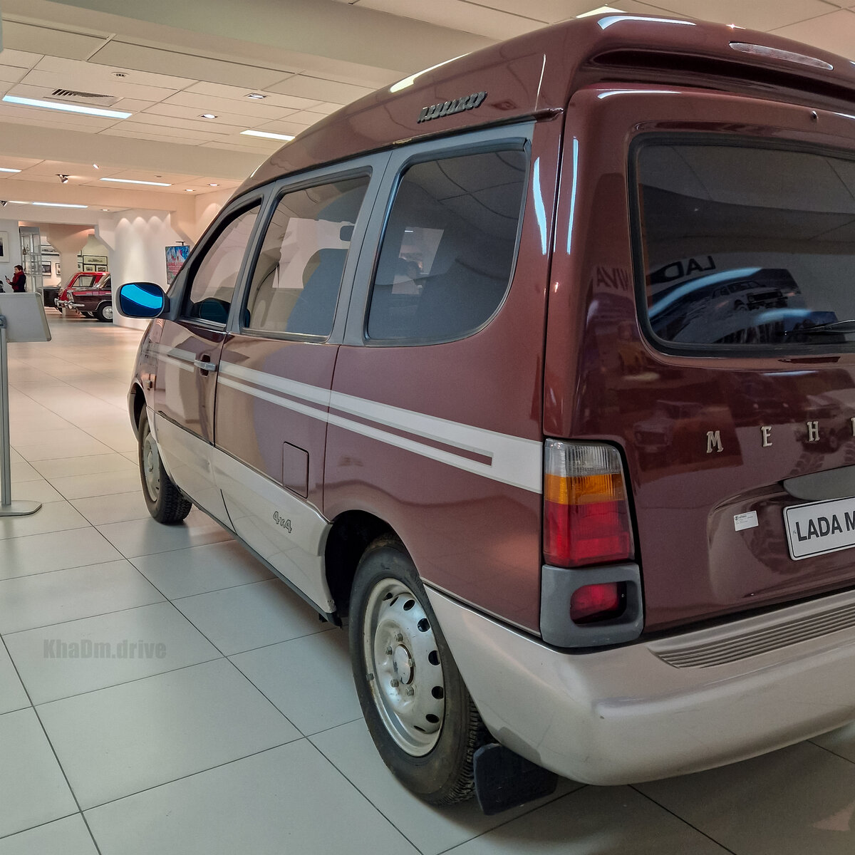 Роскошь роскошью, а вот дисочки на машине стоят штампованные.