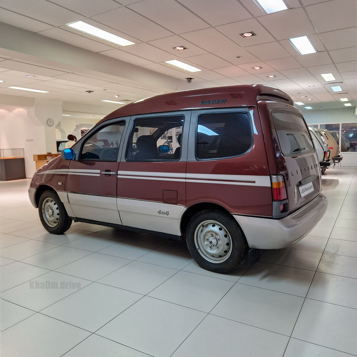 Сдвижначя дверь есть только справой стороны, а вот электропривода у неё нет.