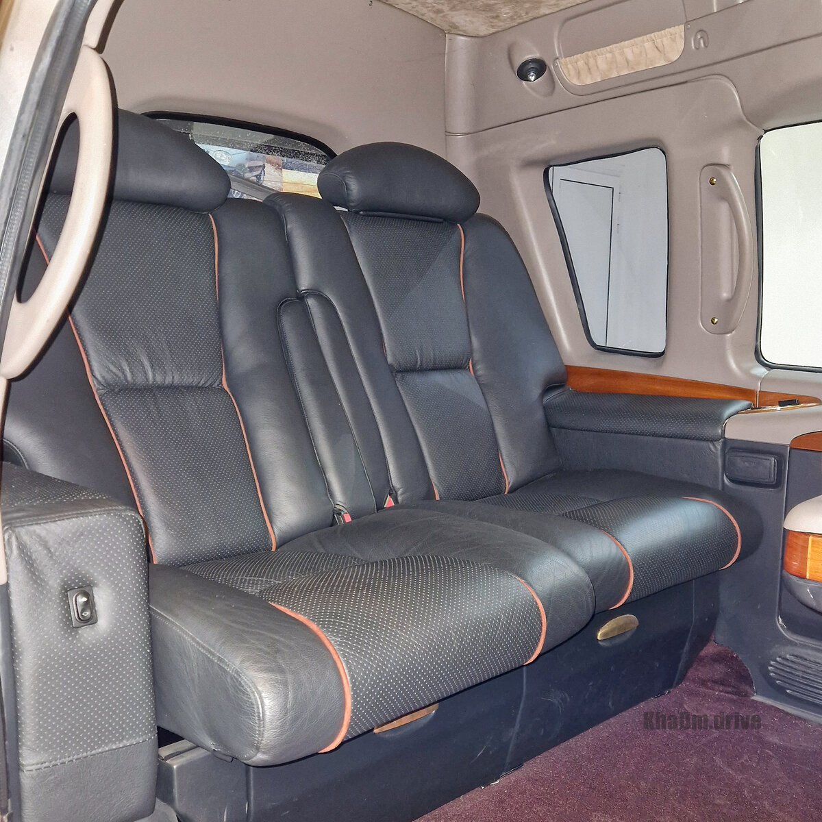 Места для двоих сздади просто вагон.