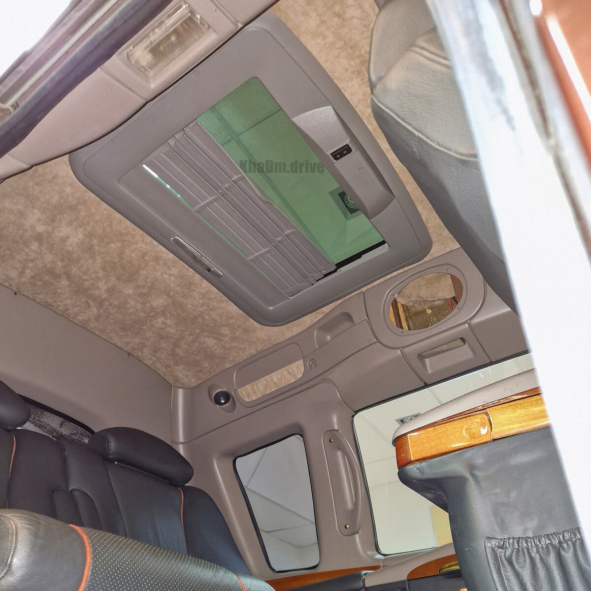 Чтобы в салоне было ещё больше света, в крыше предусмотрен люк.