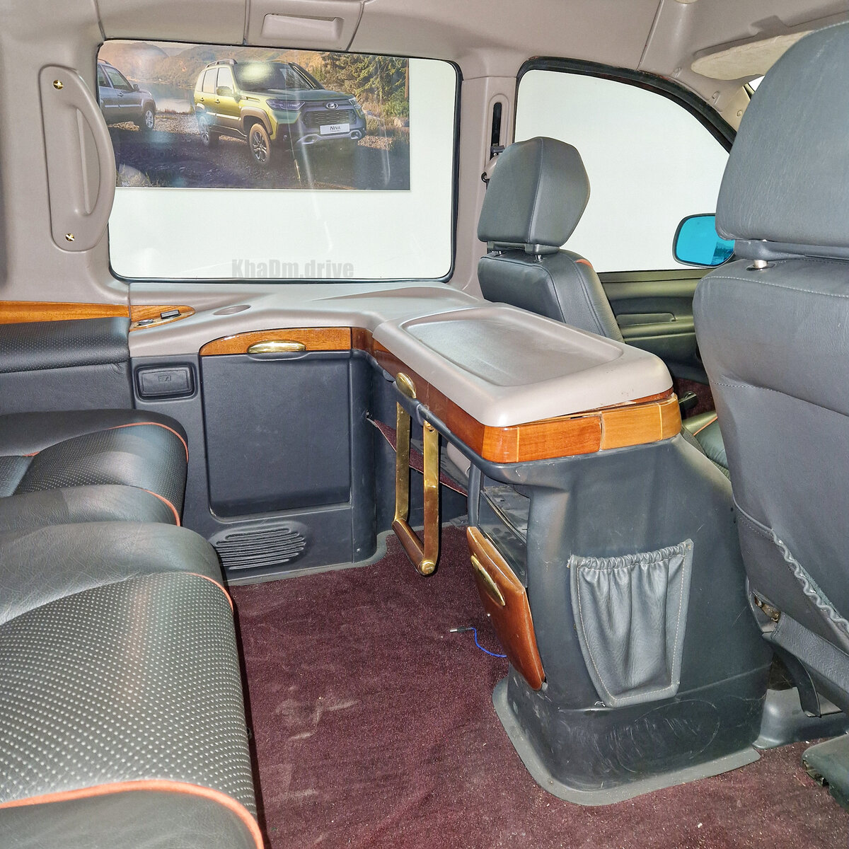 Сзади есть и столик для работы, а переднее правое кресло можно развернуть на 180°.