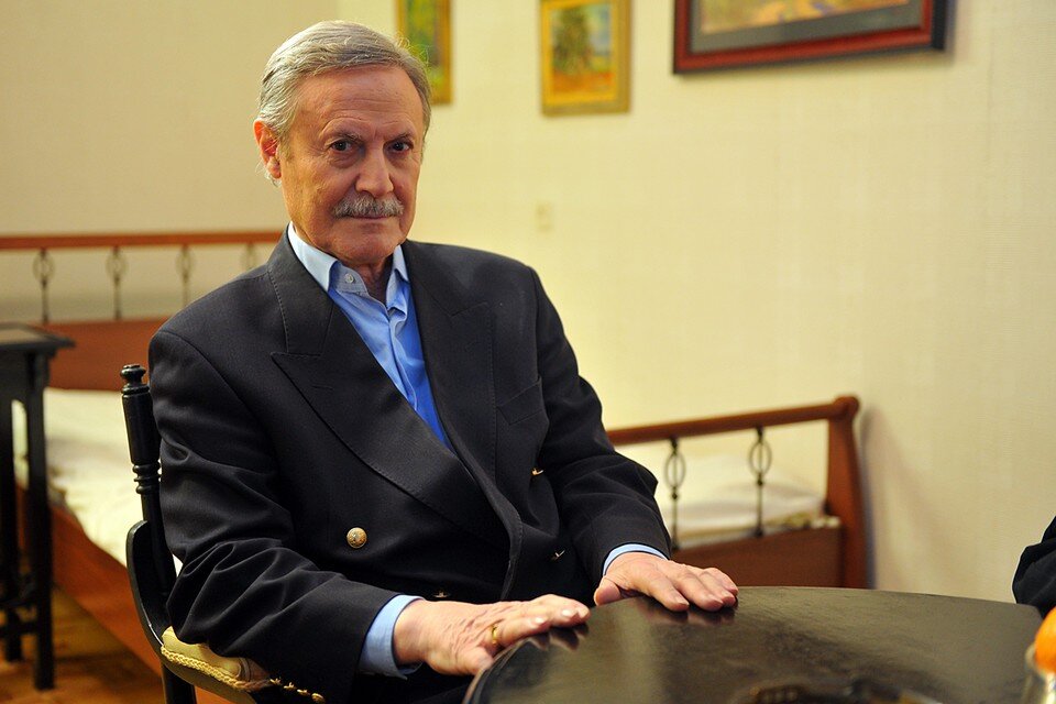    Юрий Мефодьевич болел. Ему трудно было читать пьесы для репертуара Малого театра, но он держался Евгения ГУСЕВА