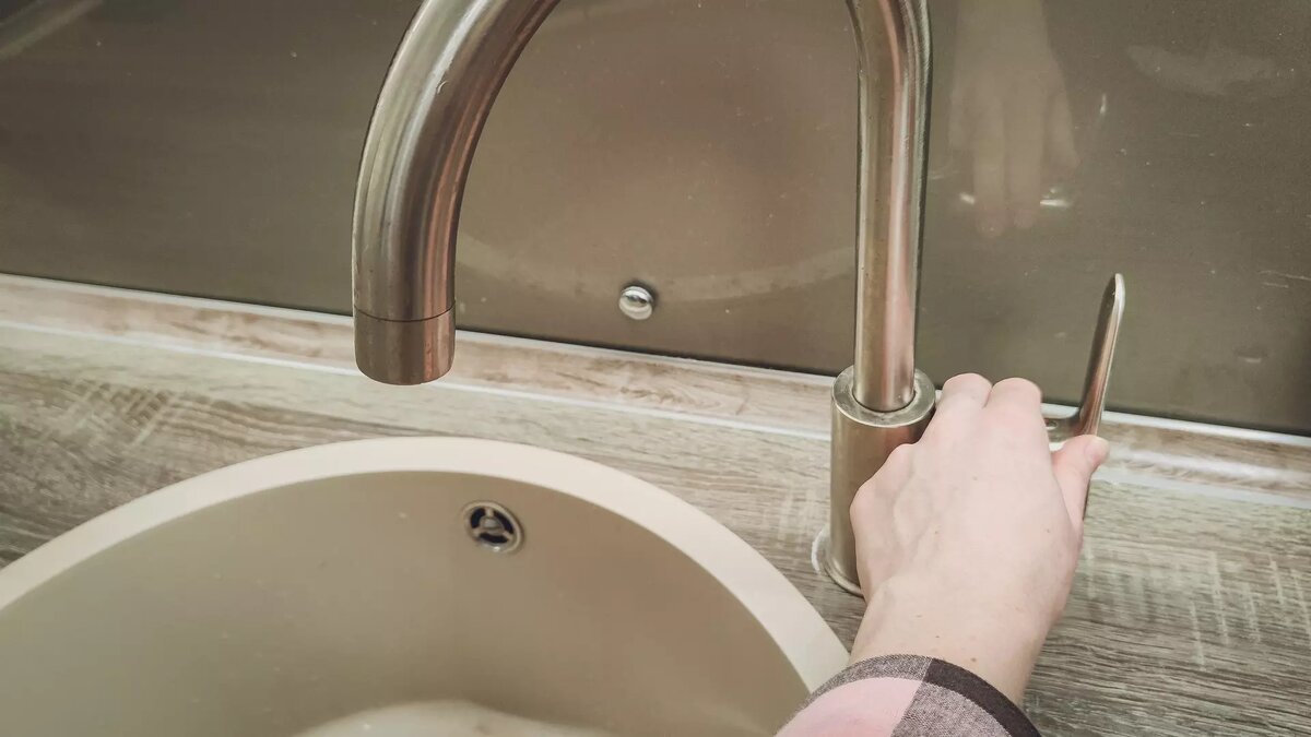     Устранение утечки на водоводе не вернуло нормальное водоснабжение в городе Котово Волгоградской области. Местные жители жалуются либо на отсутствие воды, либо на глину, которая течет из крана, сообщают «НовостиВолгограда.ру».