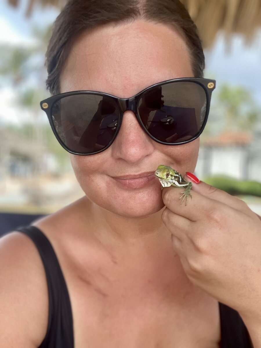 С детенышем игуаны, которого удалось приручить