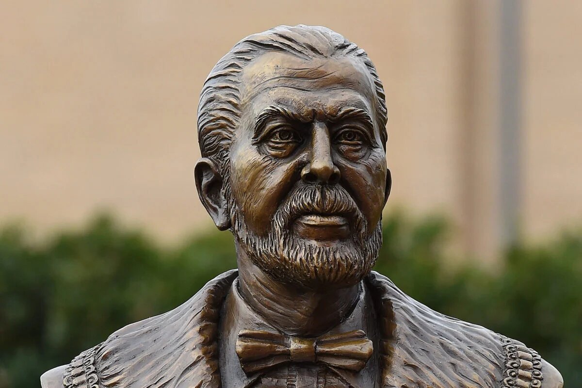 Памятник Джону Холдингу на «Энфилде» 