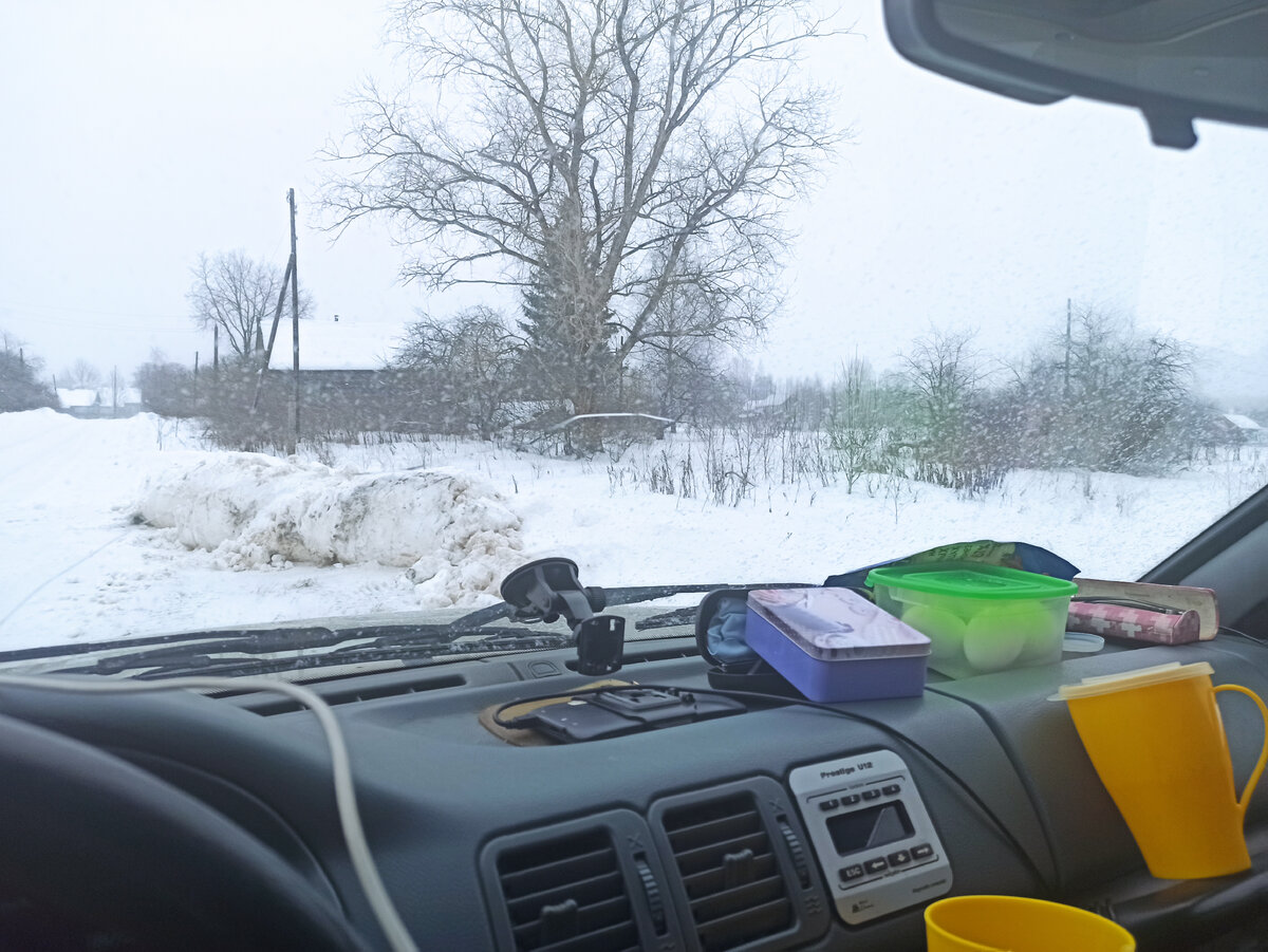 На середине перегона Тверь - Бежецк есть стоянка в лесу, но съезд на неё был завален снегом - пришлось просто свернуть в деревню.