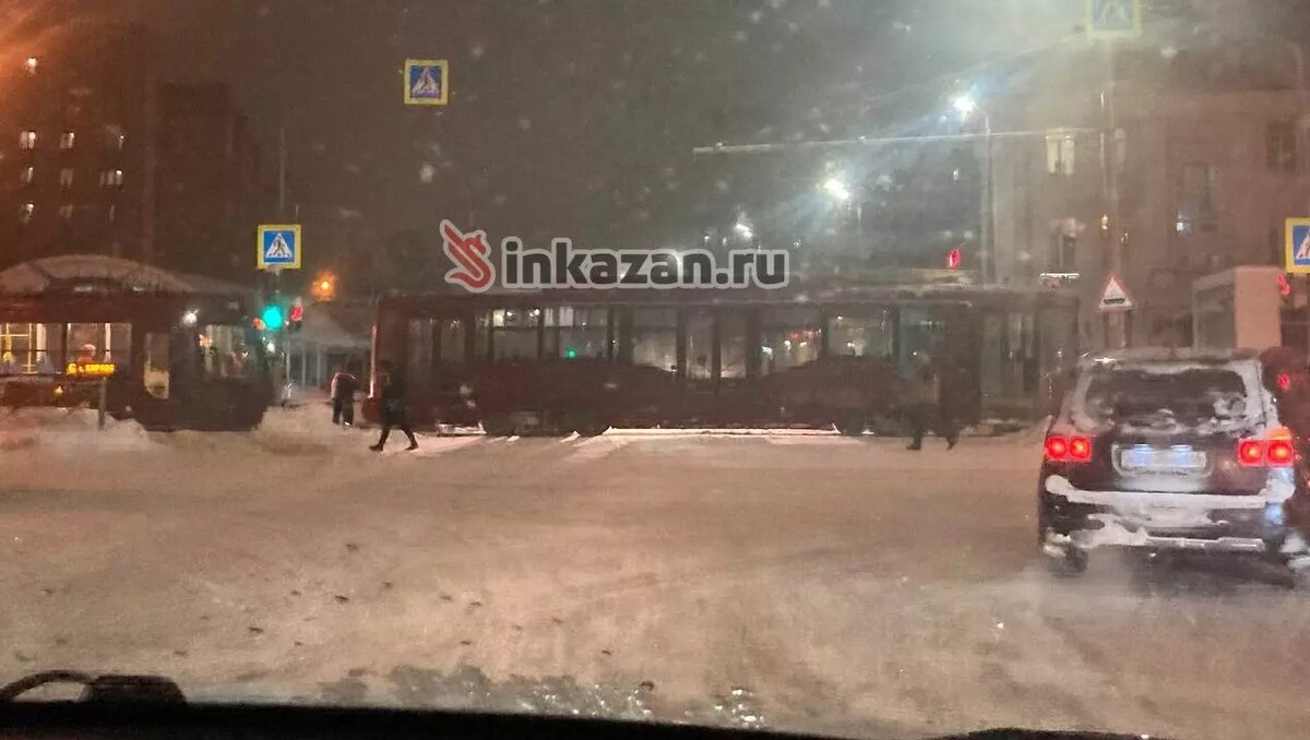     В Авиастроительном районе Казани трамвай встал на перекрестке улиц Максимова и Дементьева, перекрыв дорогу. Об этом Inkazan сообщила читательница по имени Анна.