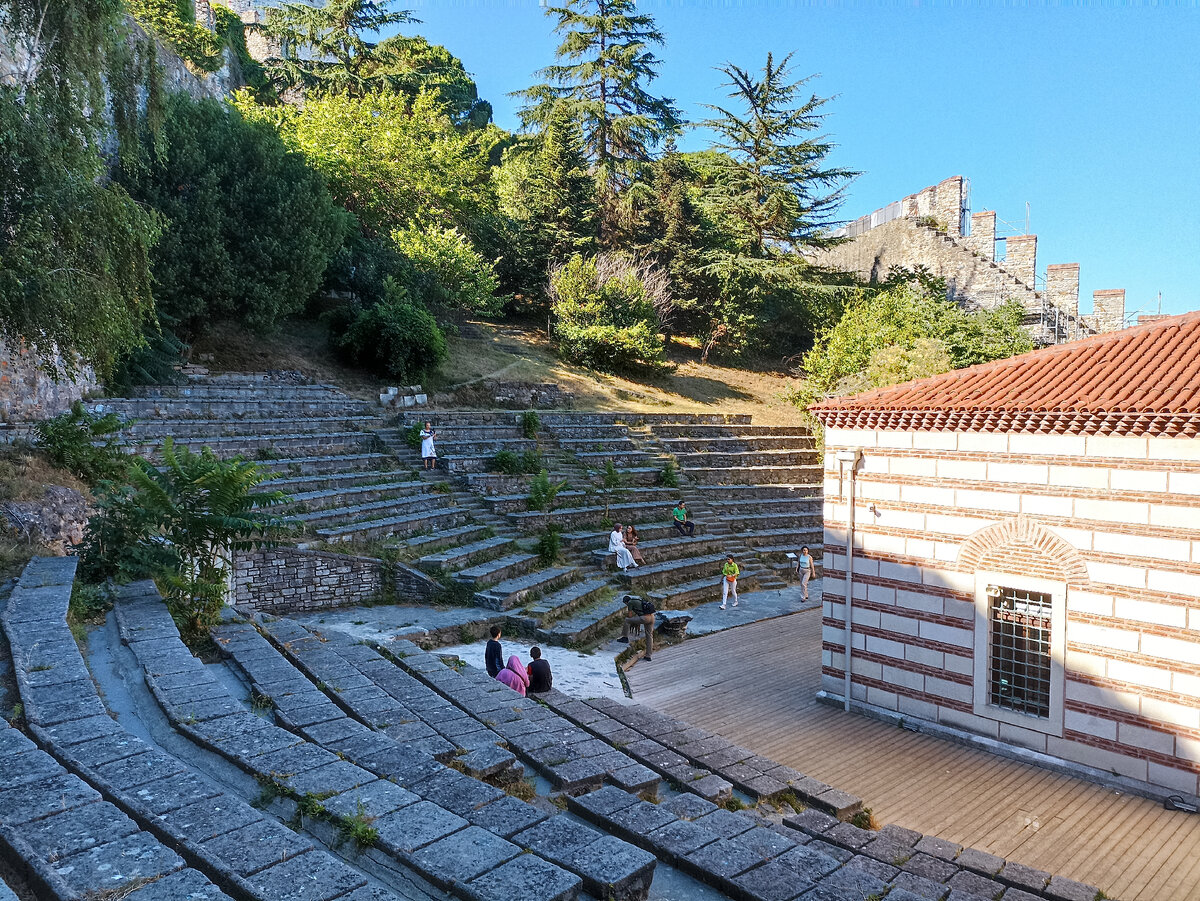 амфитеатр и самая старая мечеть Стамбула в центре Румелихисары