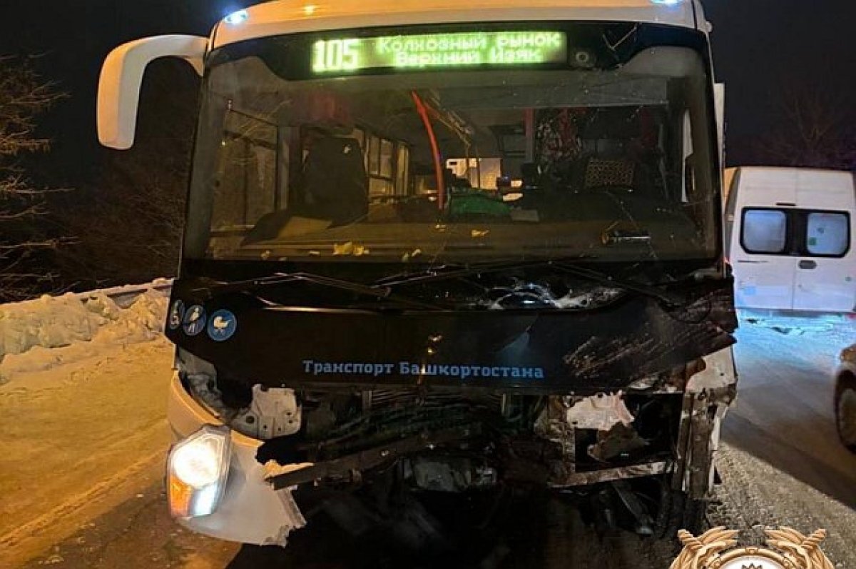    Женщина за рулем иномарки в Уфе, обгоняя автобус, спровоцировала аварию