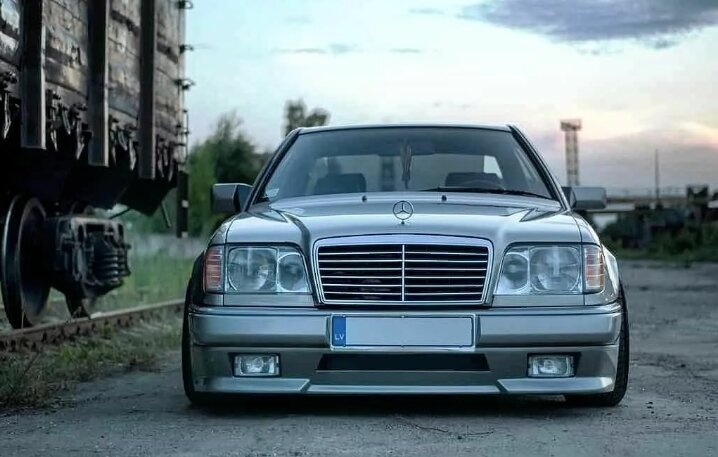 Mercedes-Benz W124 — это серия легковых автомобилей, выпускавшихся с 1984 по 1997 год. Они представляли собой европейские седаны, универсалы, купе и кабриолеты. W124 был известен своей надежностью и инновационными технологиями, такими как многозвенчатая подвеска.Эта серия включала в себя различные двигатели, начиная от четырехцилиндровых до V8, а также дизельные варианты. За годы производства было выпущено множество модификаций, включая спортивные AMG-версии.W124 считается классикой и одним из лучших представителей линейки Mercedes-Benz. Многие экземпляры все еще находятся на дорогах, что свидетельствует о их прочности и долговечности.