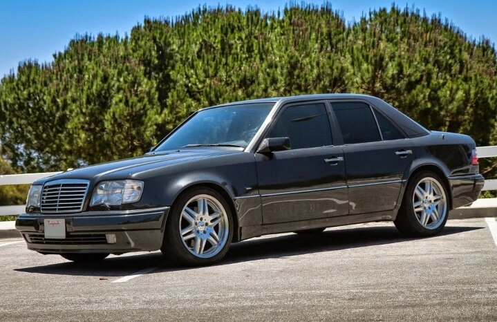 Mercedes-Benz W124 был создан в командной работе инженеров и дизайнеров под руководством Вернера Брегера, который был главным инженером проекта. Этот автомобиль стал продолжением предыдущих моделей Mercedes-Benz, но с улучшенными техническими характеристиками и инновационными решениями.Уникальность W124 заключается в его тщательно разработанном шасси, которое предоставляло выдающуюся устойчивость и комфорт. Также стоит выделить внедрение новых технологий безопасности и эффективных двигателей. Этот автомобиль был первым, который получил зонированную систему безопасности, что повышало уровень защиты для водителя и пассажиров.W124 стал известен своей надежностью, долговечностью и классическим дизайном, что сделало его важным этапом в истории Mercedes-Benz.