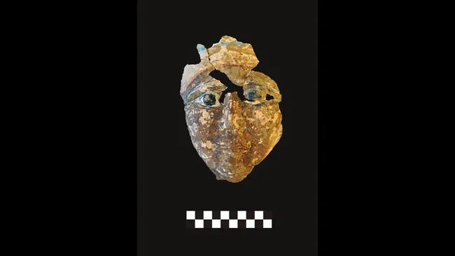 По данным Министерства туризма и древностей Египта, археологи в Египте обнаружили серию гробниц, датируемых примерно 1800–4800 лет назад, в некоторых из которых нашли маски мумий и даже детскую статую