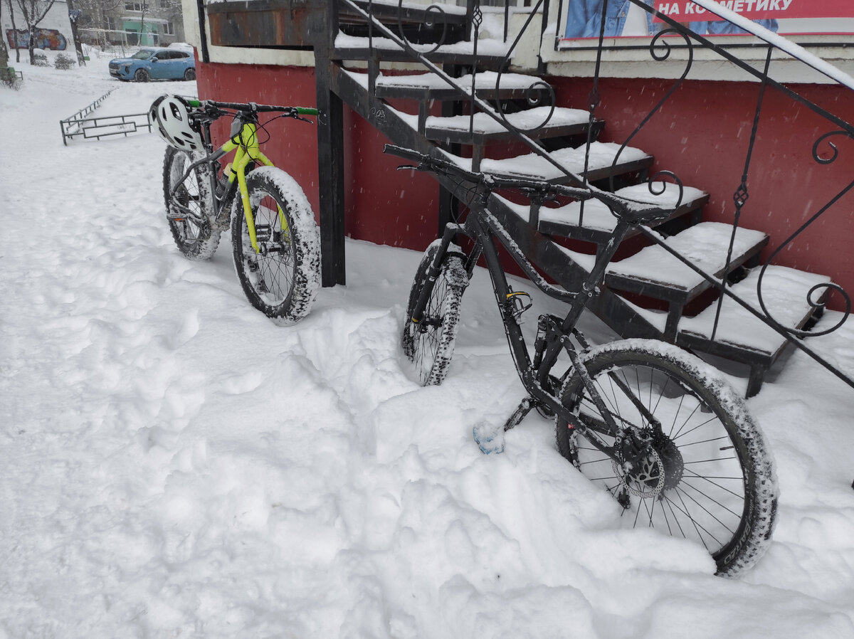 Чёрный велосипед мужа. Используется преимущественно для поездок на работу 