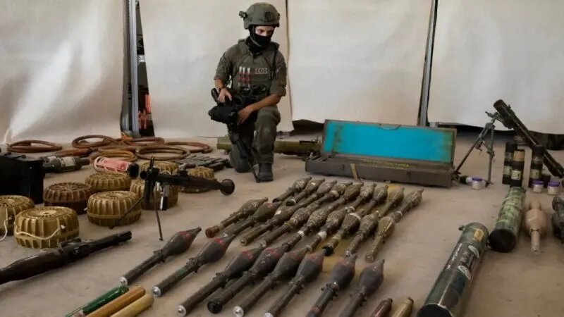 Израильский солдат демонстрирует военную технику и боеприпасы, которые ХАМАС и палестинцы использовали во время нападения на южную границу Израиля с сектором Газа, в Кирьят-Малахи, Израиль, 20 октября 2023 года. (Amir Levy/Getty Images)