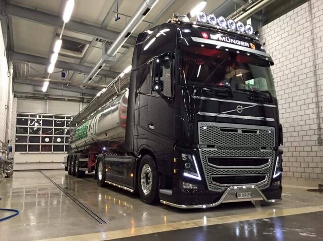 Грузовики Volvo FH — это серия тяжелых грузовиков, предлагаемых компанией Volvo Trucks. Они известны своей мощностью, эффективностью топливопотребления и инновационными решениями в области безопасности и комфорта водителя. Модели FH обычно используются для долгосрочных перевозок и имеют различные конфигурации, включая кабины с высоким и низким потолком.