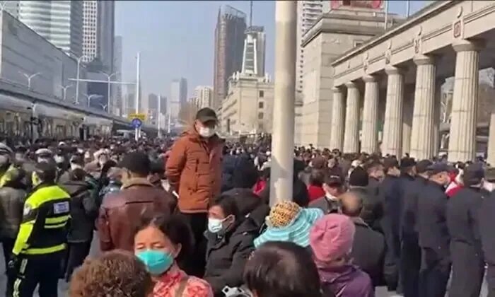 Люди протестуют против сокращения расходов на медицинское страхование в городе Ухане, Китай, 15 февраля 2023 года. (Screenshot via The Epoch Times)