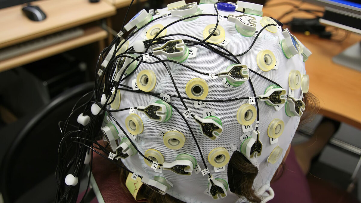 Шлем для ээг. Электроэнцефалограф Air-EEG. Электроэнцефалограф EEG-1200k. Шлем для головного мозга. Шапочка для ЭЭГ.