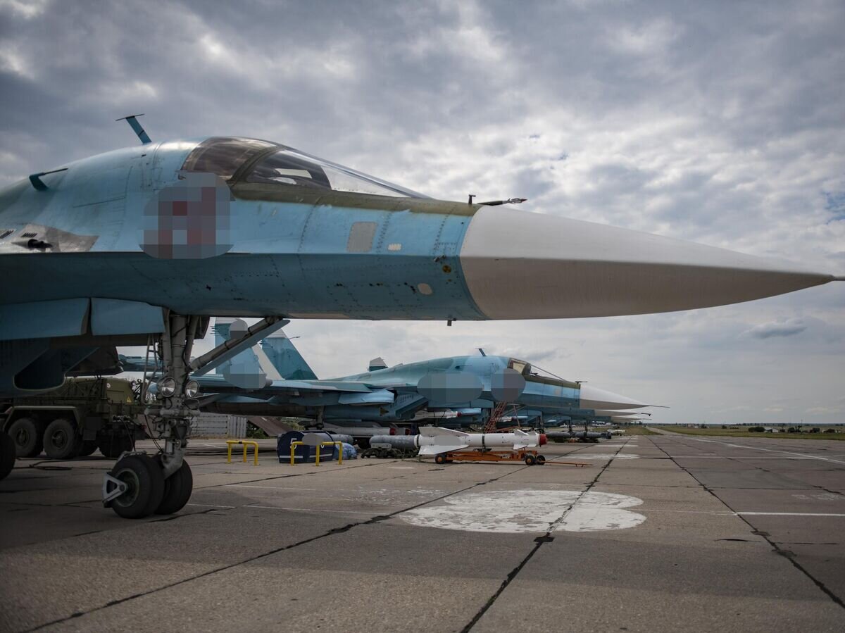    Истребители-бомбардировщики Су-34 ВКС РФ на аэродроме в зоне проведения спецоперации© РИА Новости / Валентин Капустин